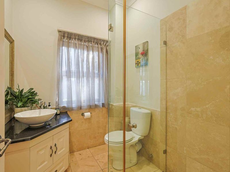 Elegant 5-Bedroom Family Residence in an Exclusive Secure Estate - Photo 6
