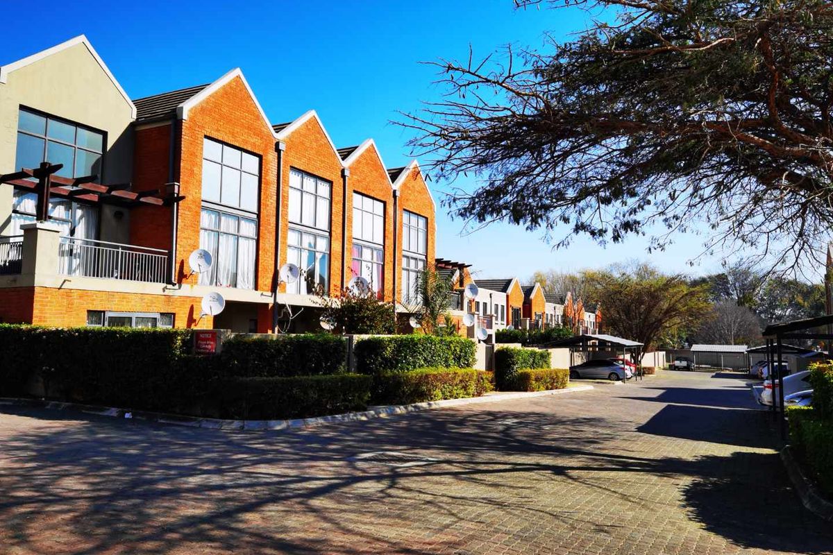 LOCK UP AND GO LOFT APARTMENT - Photo 2