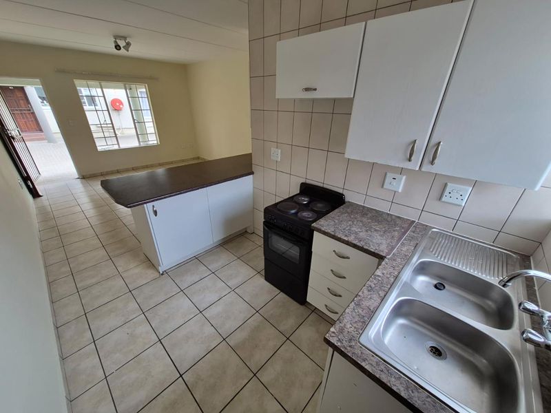 Golden Oaks Living – Ideal for Homeowners or Investors. - Photo 4