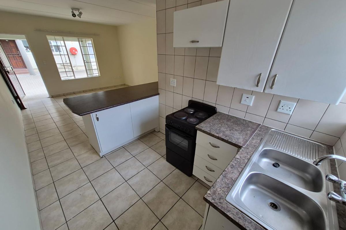 Golden Oaks Living – Ideal for Homeowners or Investors. - Photo 4