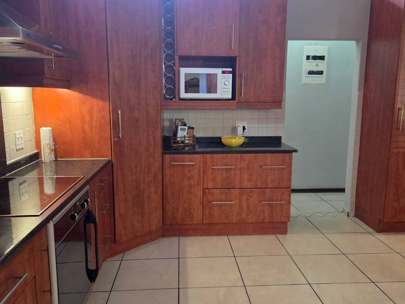 Stunning 4 bedroom home with flatlet in Verwoerdpark - Photo 6