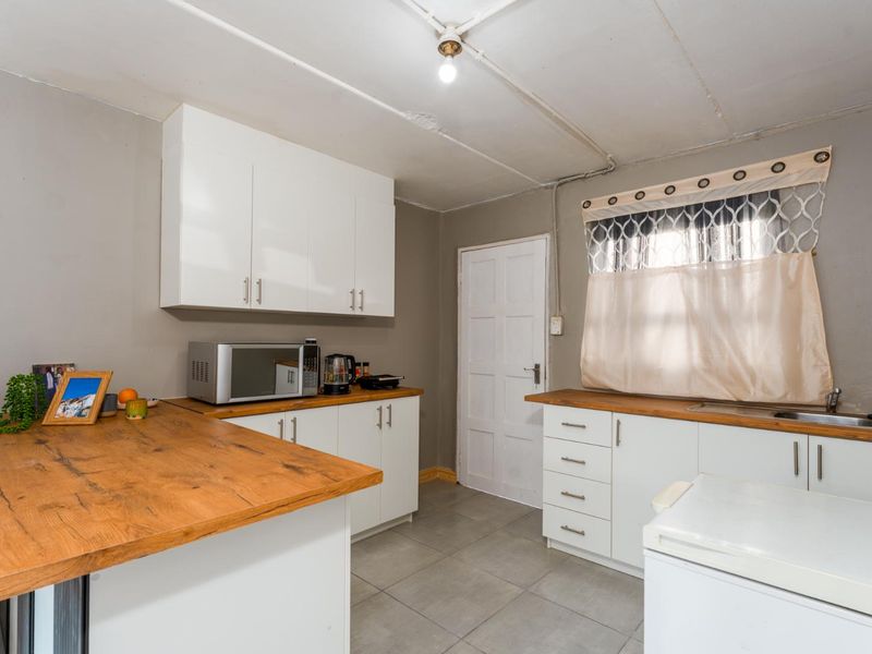 3 Bedroom House for Sale in Hanover Park - Photo 6