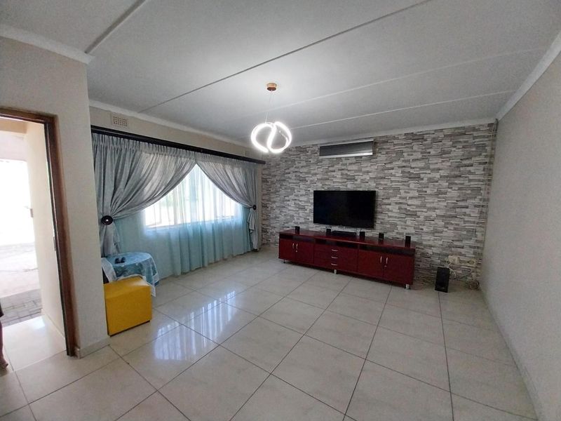 Single storey, simple traditional ,minimalist style design - Photo 10