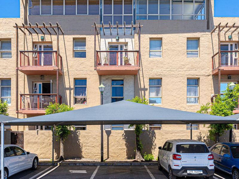 Entertain in Style: Luxurious Penthouse with Rooftop Retreat - Photo 2