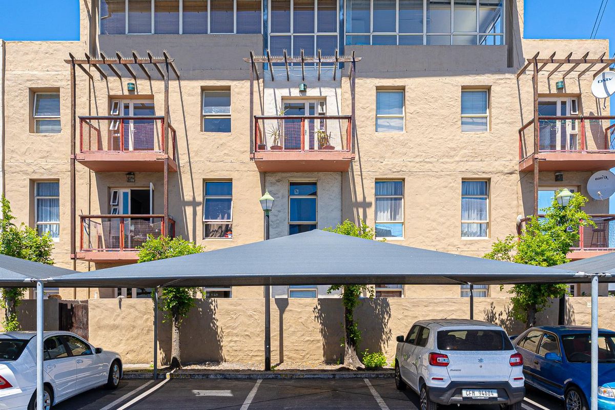 Entertain in Style: Luxurious Penthouse with Rooftop Retreat - Photo 2