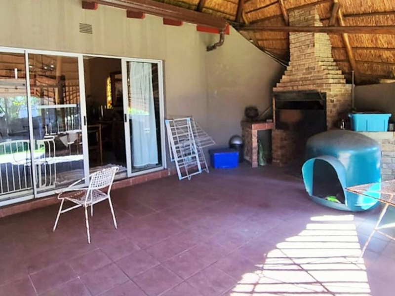 Spacious Family Home with Study and Staff Accommodation - Photo 9