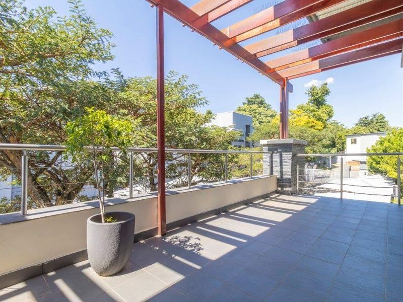 STUPENDOUS 2 BED ULTRA MODERN APARTMENT - Photo 8