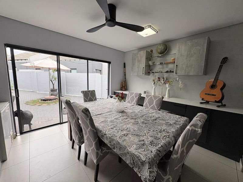 Modern home in Midstream Meadows - Photo 8