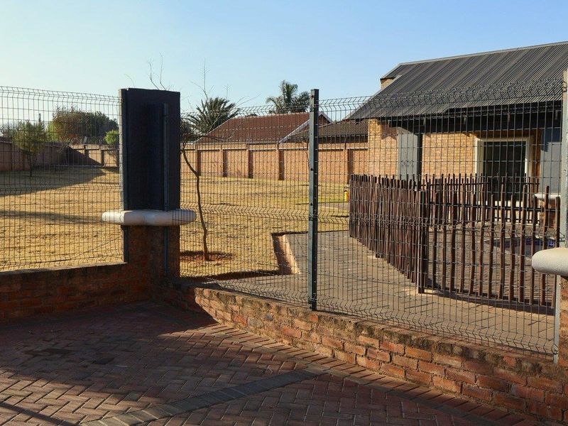 A modern haven in Noah's Village. - Photo 1