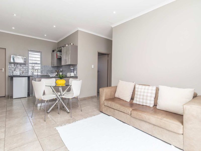 Perfect Starter Home or Investment – 2-Bedroom Apartment in Prime Location - Photo 6