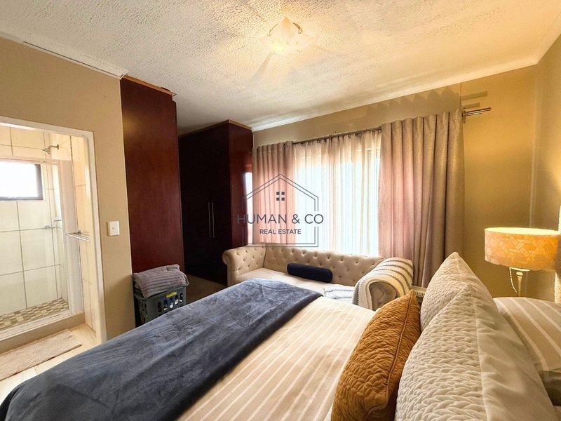 Modern Family Home in Fairway Estate - Photo 9