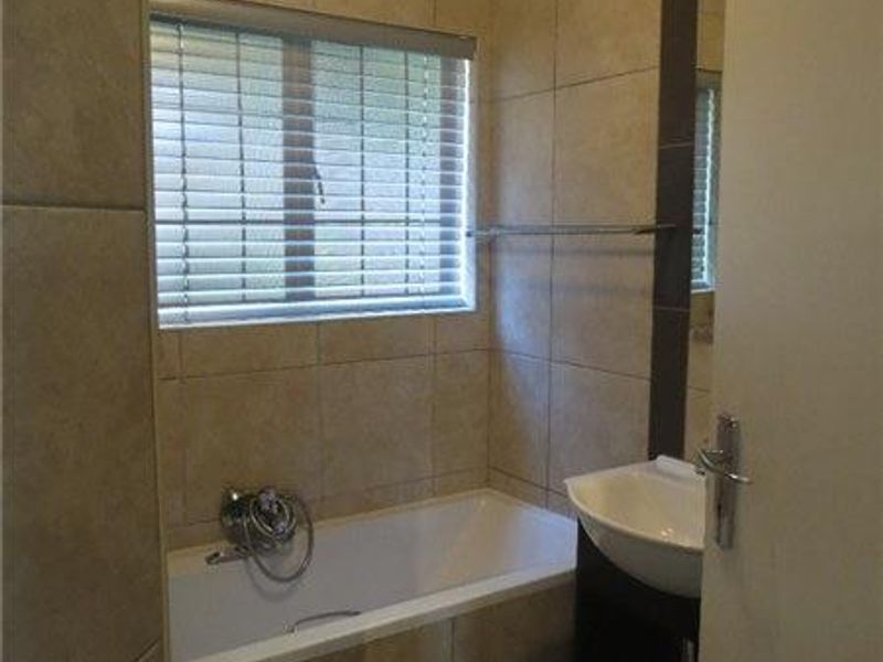 FURNISHED 1 BEDROOM GROUND FLOOR - Photo 10