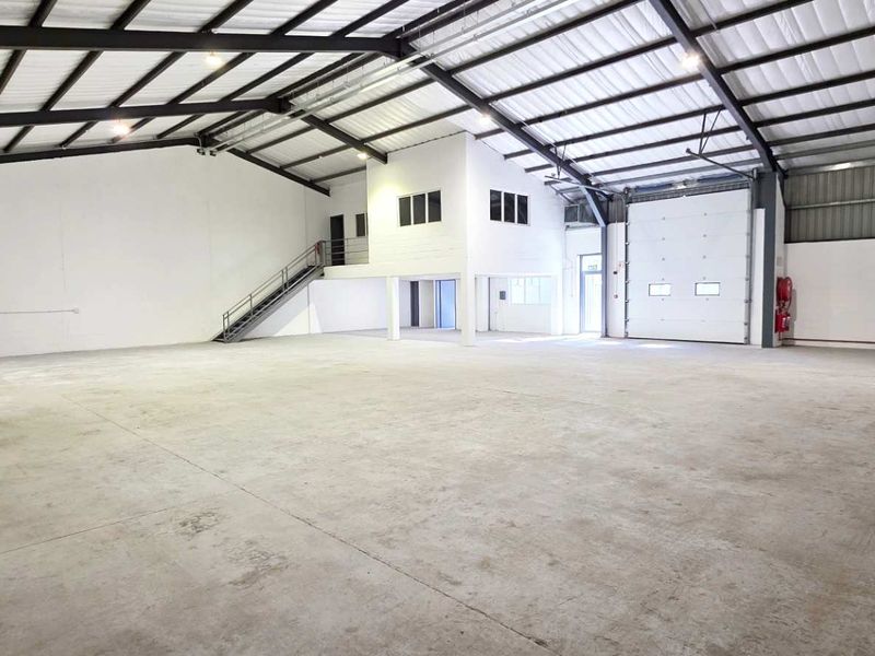 Newly Refurbished Warehouse in Tokai - Photo 2