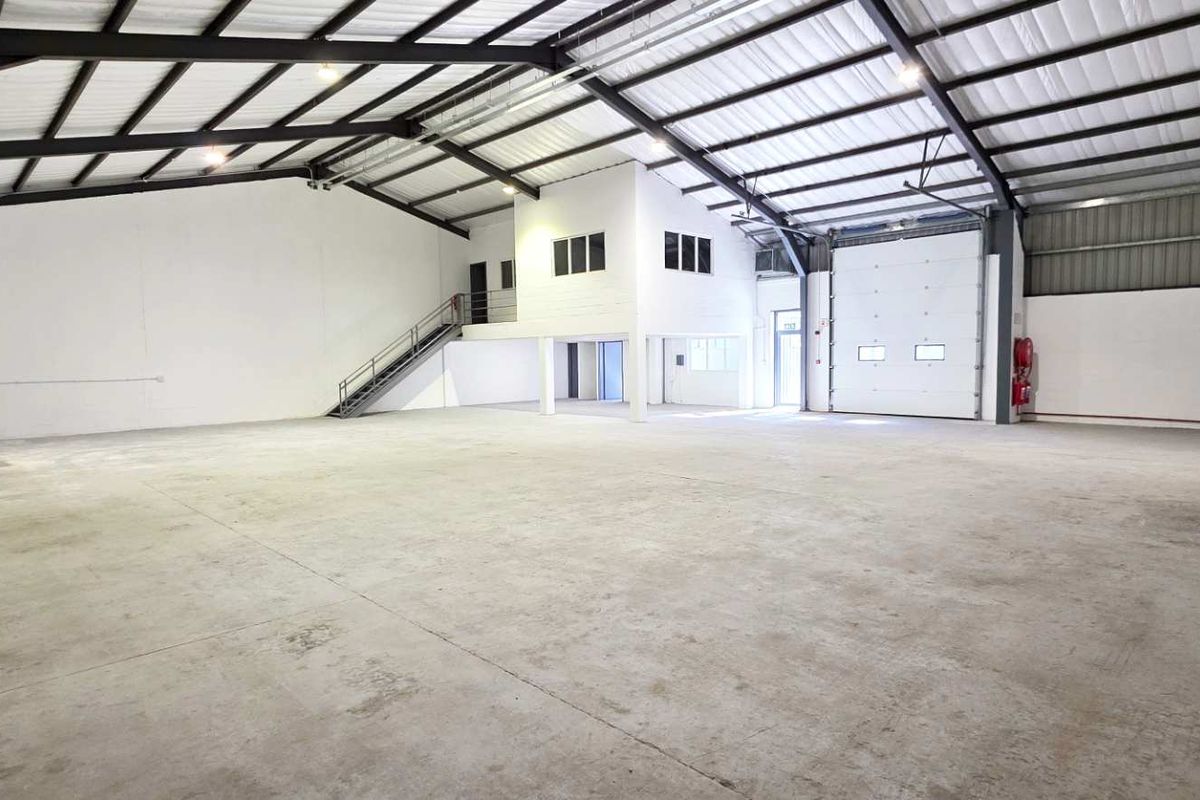 Newly Refurbished Warehouse in Tokai - Photo 2