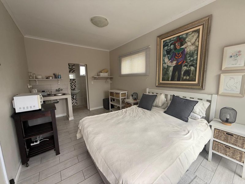 FOR SALE- LARGE 3 BEDROOM HOUSE AND 2 SEPARATE EN-SUITE ROOMS IN HAGE HEIGHTS, SWAKOPMUND, NAMIBIA - Photo 2