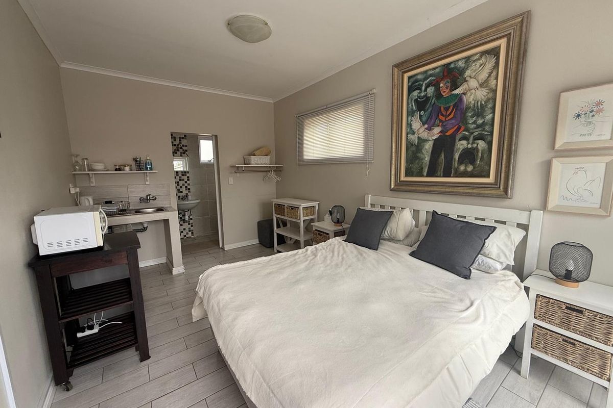 FOR SALE- LARGE 3 BEDROOM HOUSE AND 2 SEPARATE EN-SUITE ROOMS IN HAGE HEIGHTS, SWAKOPMUND, NAMIBIA - Photo 2