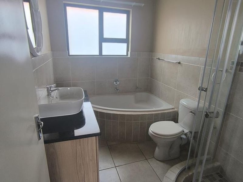 Fantastic Modern Contemporary Newly Built Complex – Lock-Up-and-Go Living - Photo 7