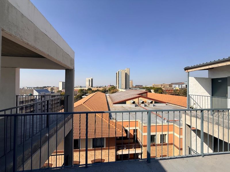 Charming 1-Bed Apartment with Stunning Views in the Heart of Ferndale - Photo 10