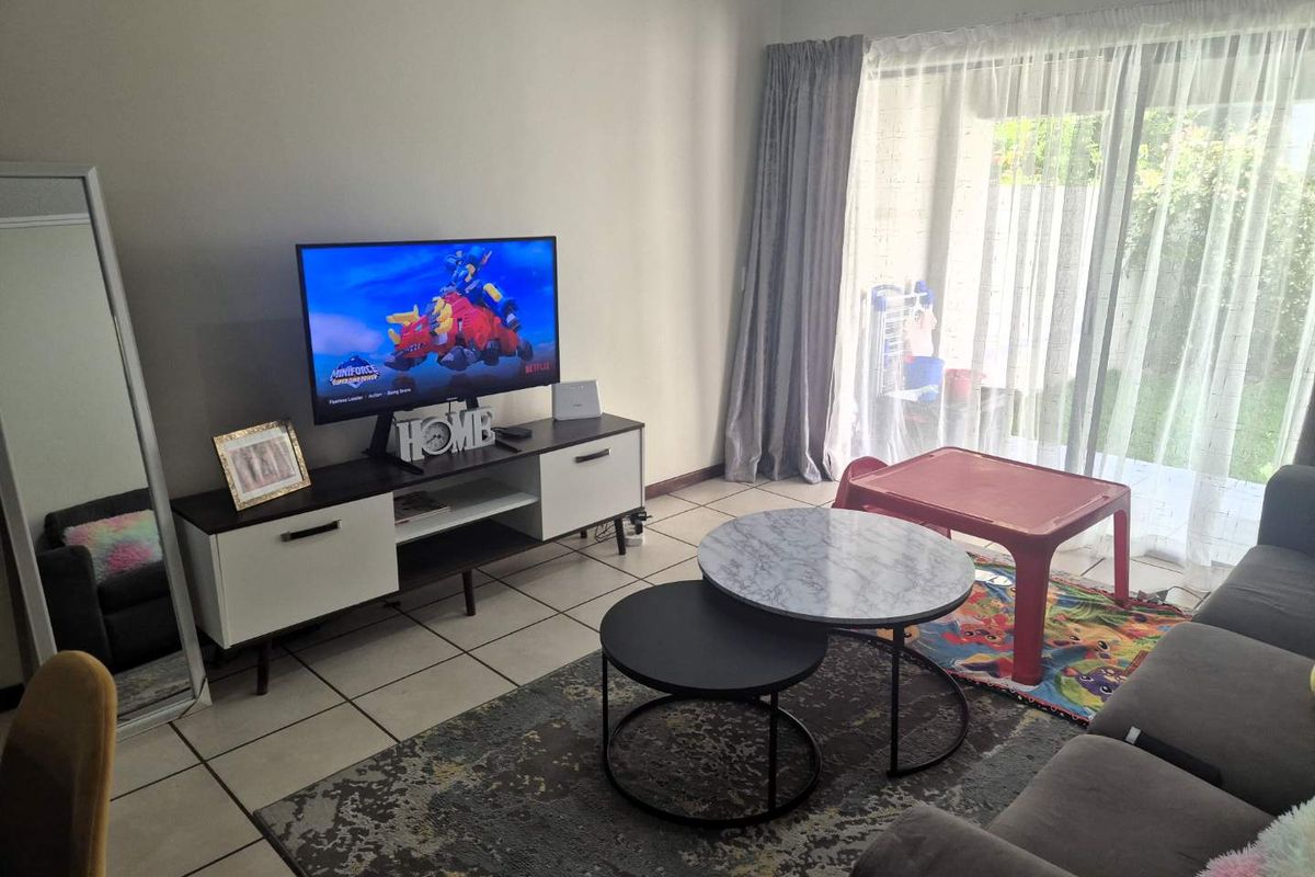 Charming 1 Bedroom Garden Apartment in Secure Complex - Photo 3