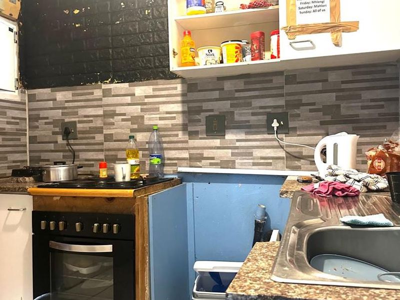 Step into comfort and convenience with this beautifully maintained 3-bedroom flat, perfectly designed for modern living. - Photo 4