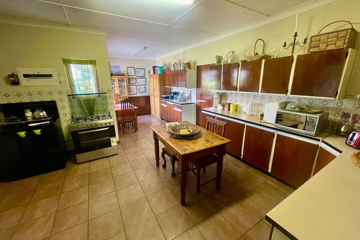 Beautiful 4 bedroom house with a flat for sale - Photo 5