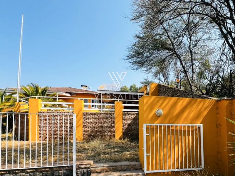 Prime Klein Windhoek | Spacious 5 Bedroom Residence with Business Potential - Photo 2
