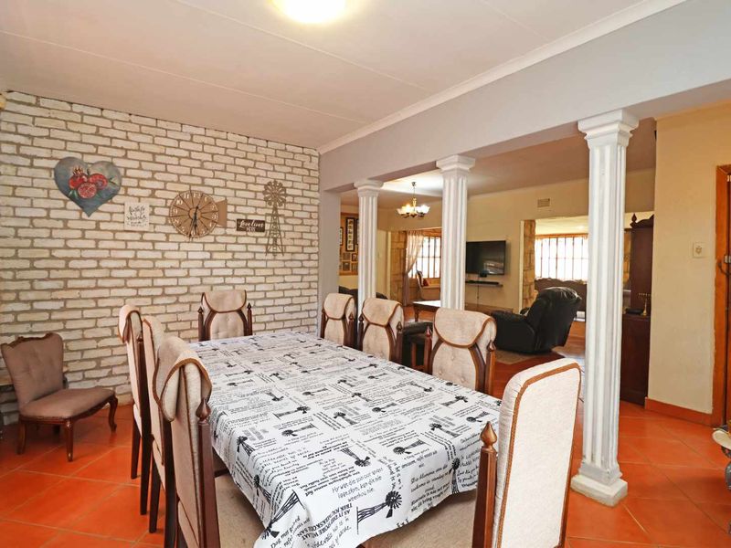 Beautiful Family Home,  Flatlet and Heated Pool - Photo 5