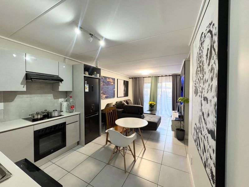 Ground Floor 2 Bedroom Apartment with Private Garden - Photo 3