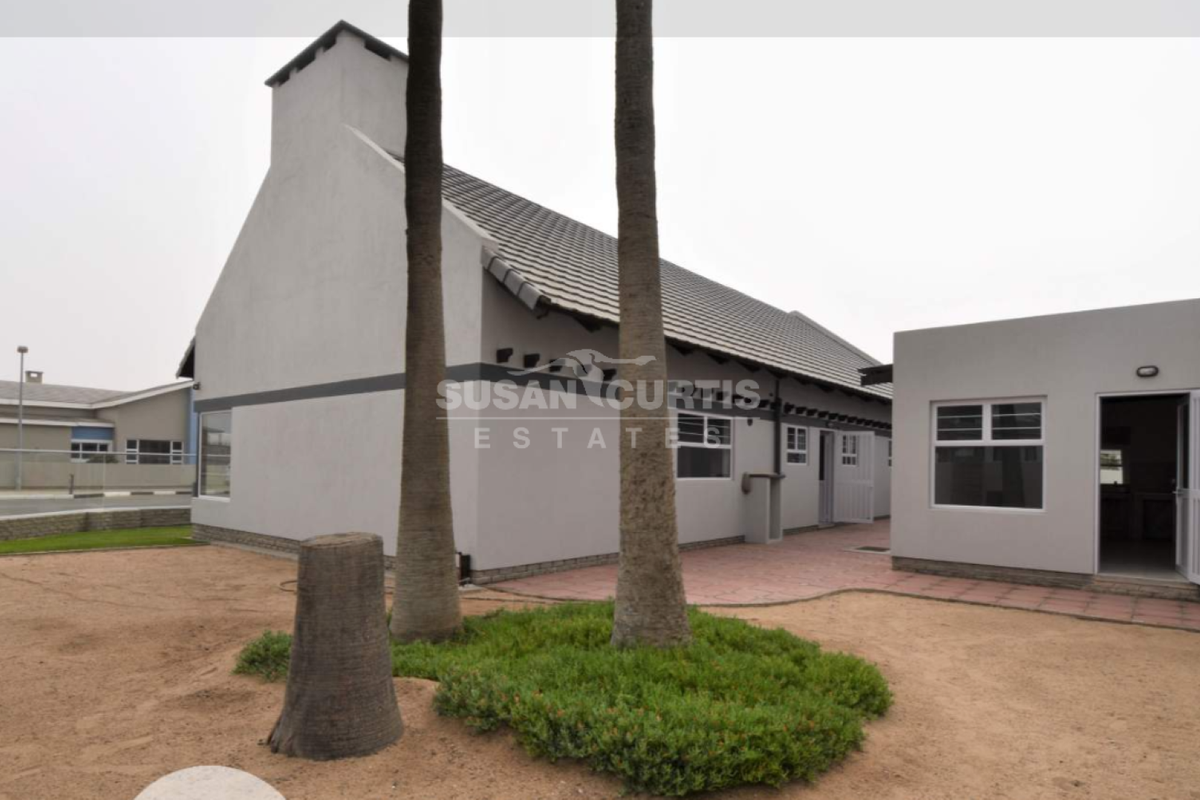 Spacious double story house near the Mall and beach - Photo 2