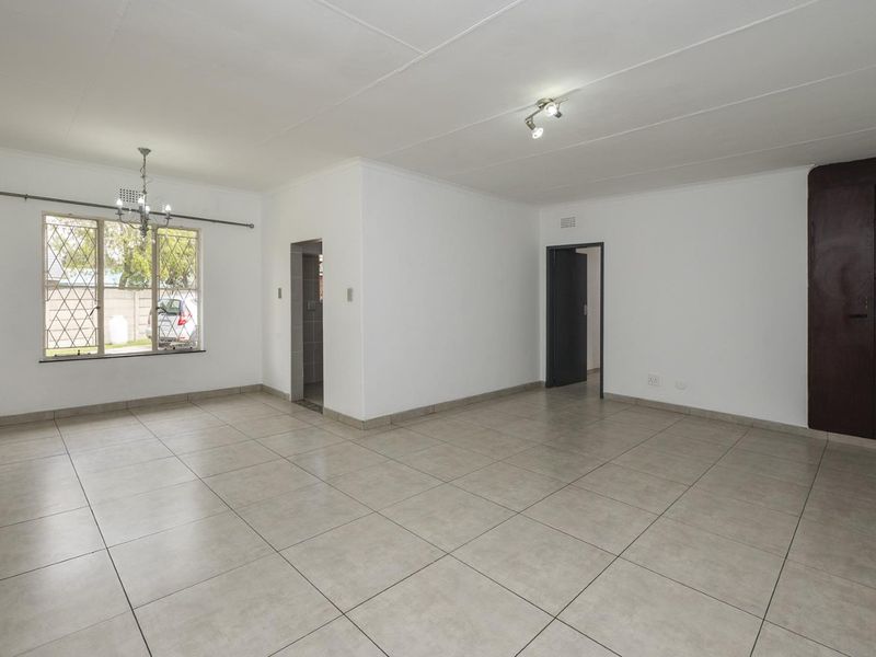 URGENT SALE.  Immaculate 3 bedroomed home with a exquisite spacious 2 bedroomed Flat/Second dwelling - Photo 5