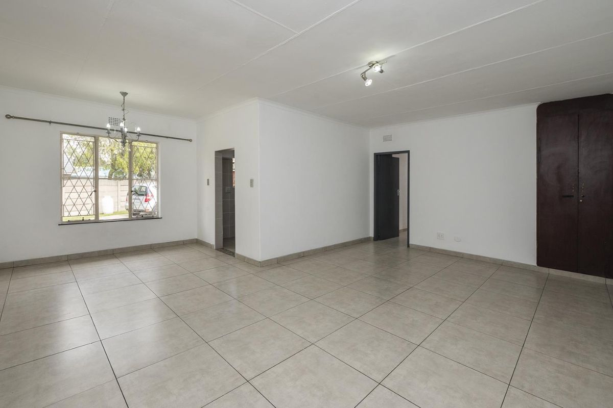 URGENT SALE.  Immaculate 3 bedroomed home with a exquisite spacious 2 bedroomed Flat/Second dwelling - Photo 5