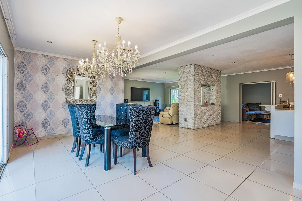 ELEGANT 5-BEDROOM FAMILY HOME IN THE HEART OF KLOOF - Photo 3
