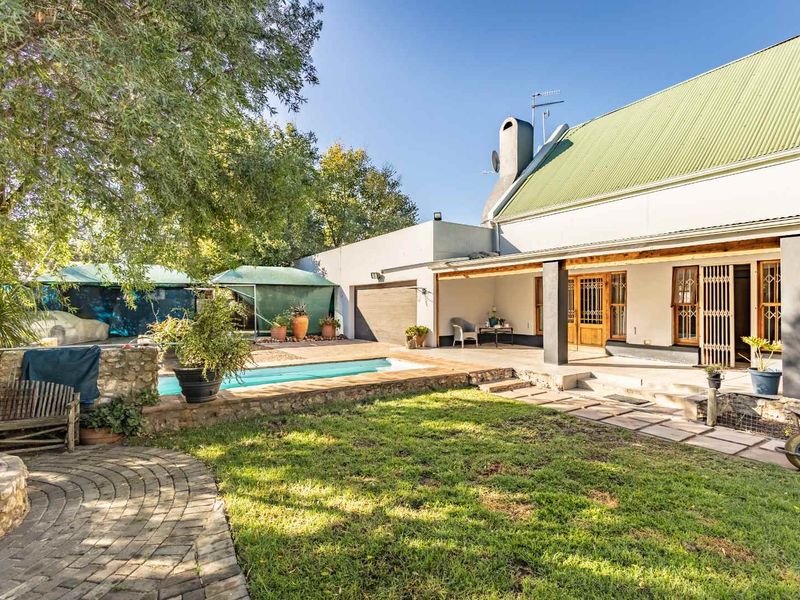 Beautiful 4-bedroom house with equestrian facilities on a smallholding to rent - Photo 2