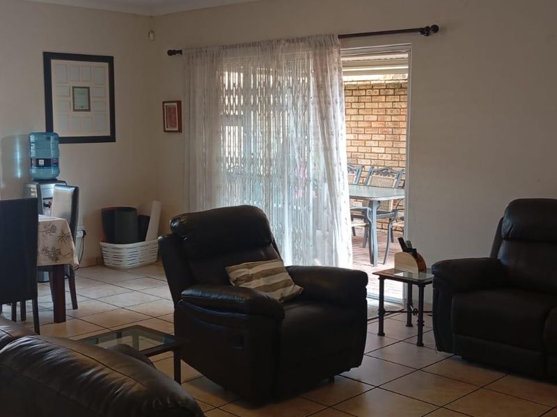 Charming three bedroom Townhouse with Modern Amenities - Photo 3