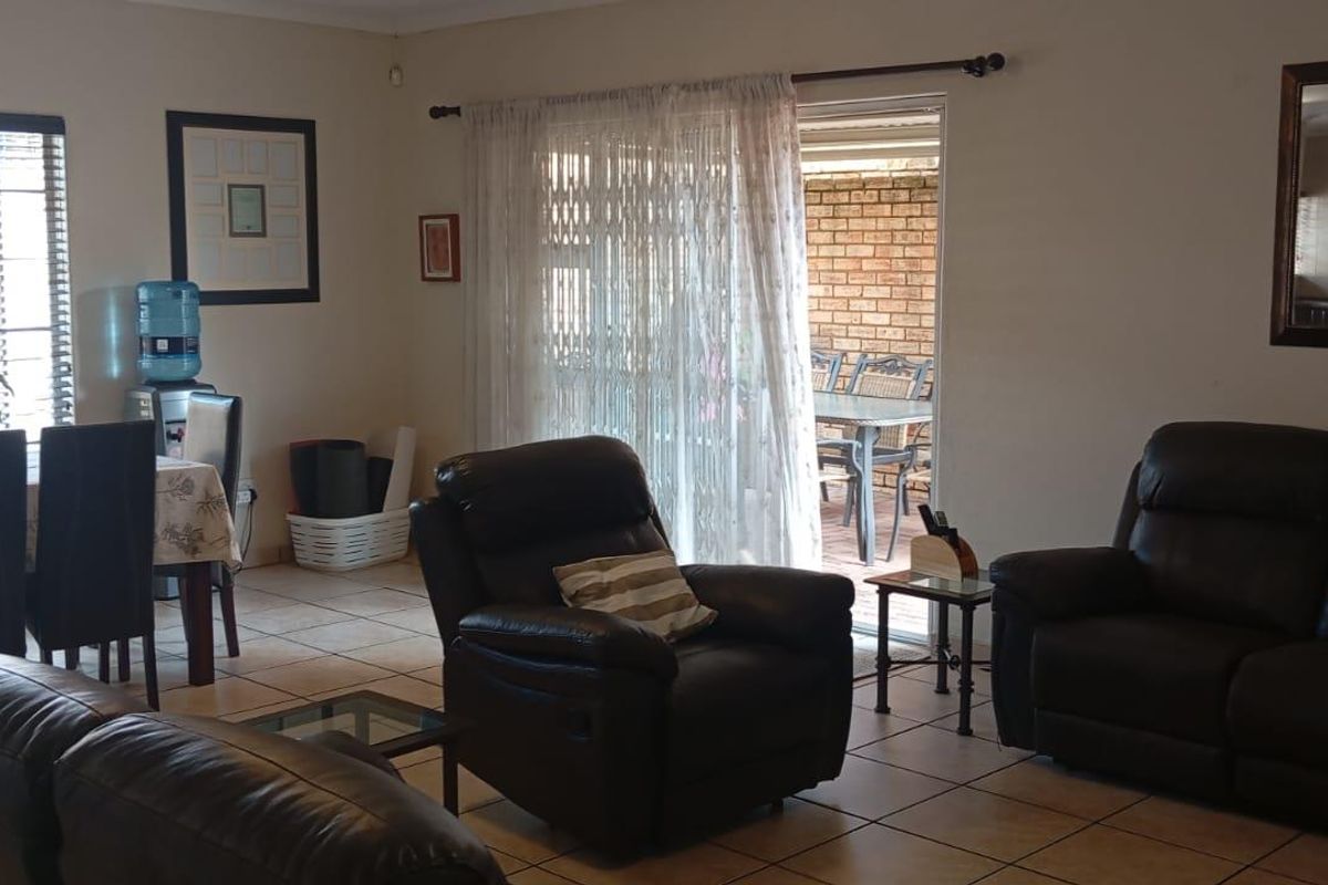 Charming three bedroom Townhouse with Modern Amenities - Photo 3