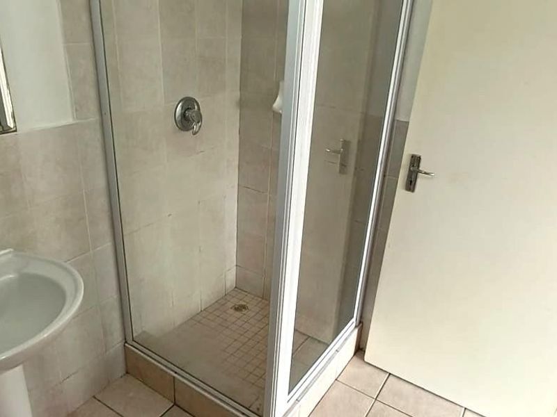 Quiet Clarendon Square Complex Klipkop Parow Valley - Photo 10