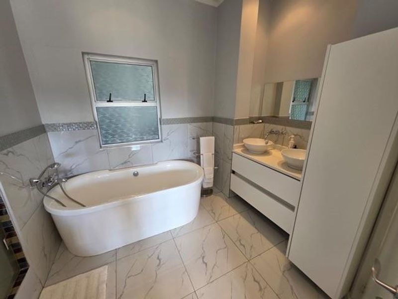 3 Bed Fully Furnished Apartment for Rent in Sandhurst - Photo 9