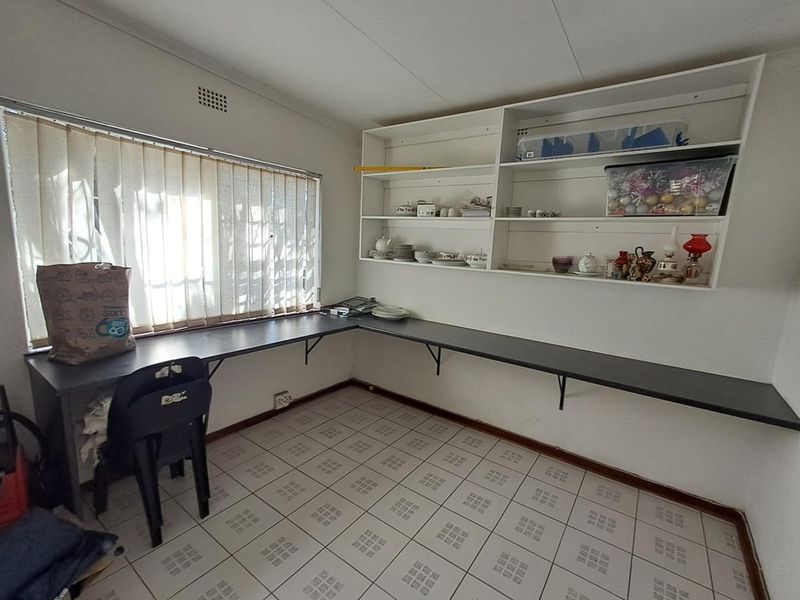 FAMILY HOME IN BRACKENHURST NEEDING SOME LOVE - Photo 7