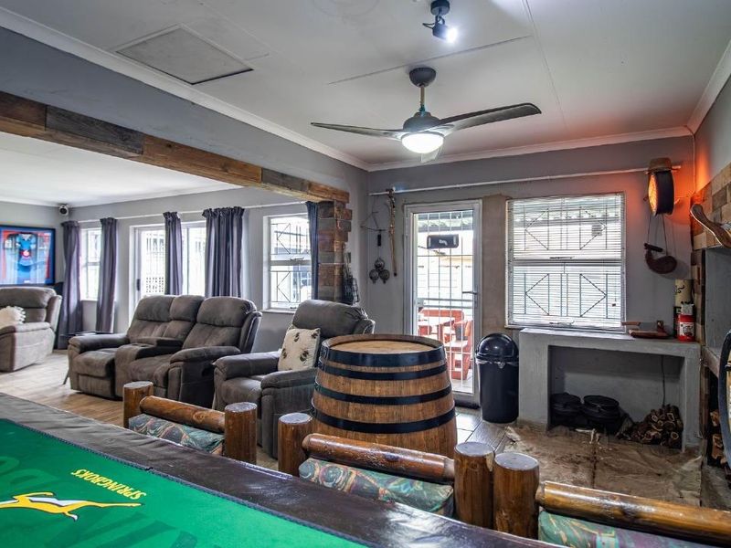 MODERN FAMILY HOME WITH EXTRA-LARGE BEDROOMS, SOLAR & PRIME LOCATION IN VERWOERDPARK - Photo 4