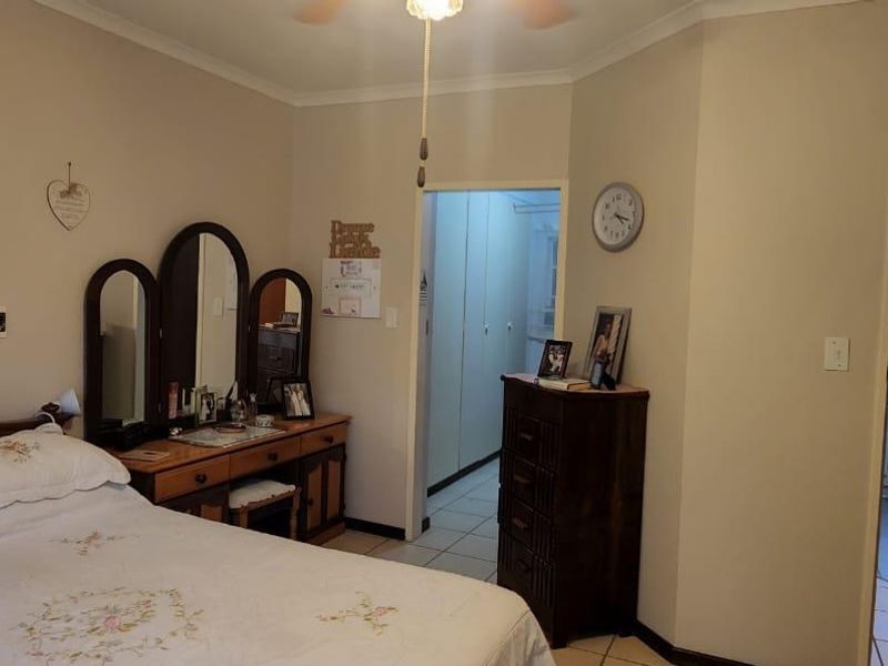 Neat as a pin...just move in and stay! - Photo 4