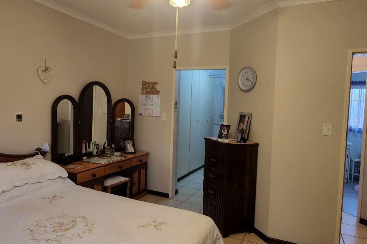 Neat as a pin...just move in and stay! - Photo 4