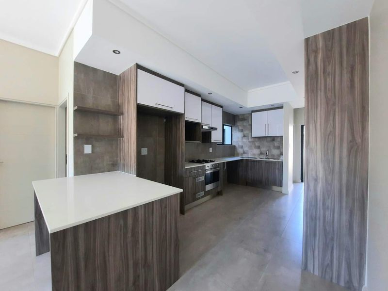 Pet-Friendly 2 Bedroom Home with Modern Kitchen & Yard - Photo 3
