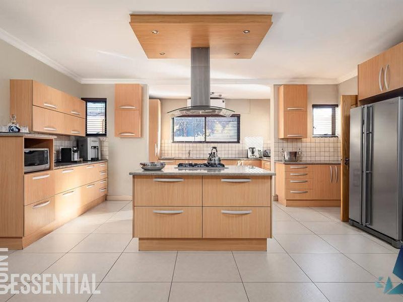 Beautiful upmarket "lock-up and go" home for sale - Photo 4