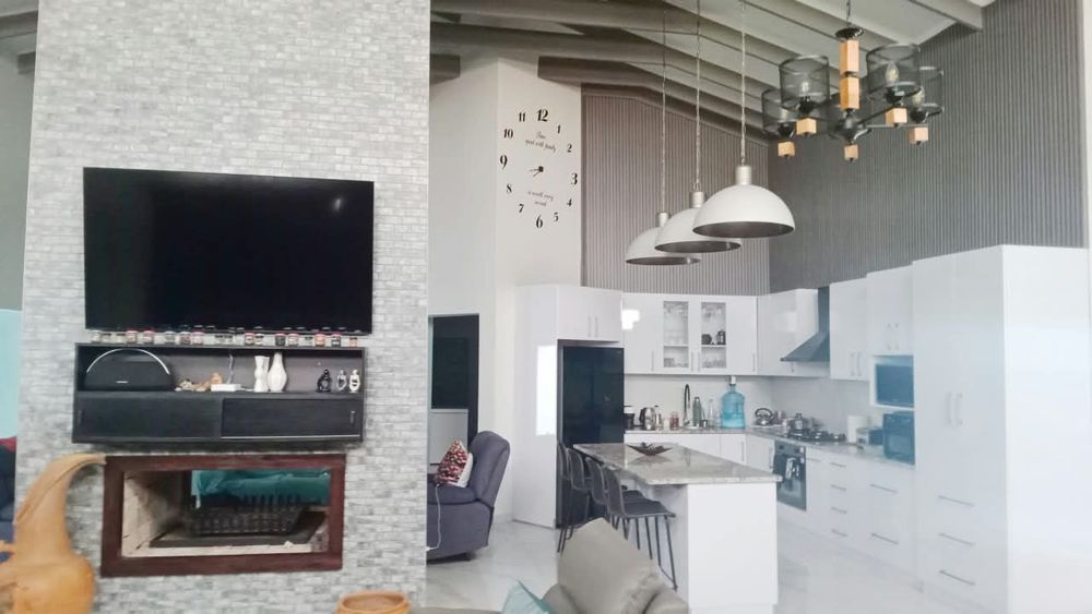 Open plan kitchen,living area