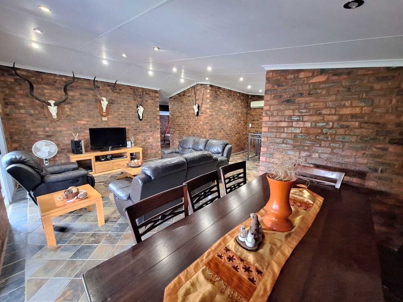 Stunning 6-Bedroom Property with Spectacular Views - Photo 3