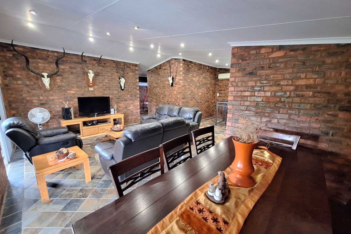 Stunning 6-Bedroom Property with Spectacular Views - Photo 3