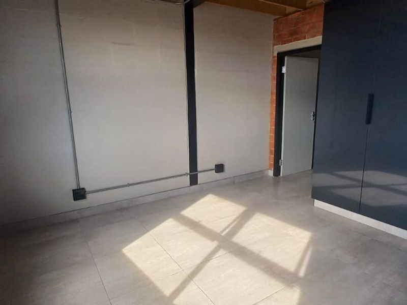 Stylish 3-Bedroom Loft Apartment – Modern Living Across Two Levels - Photo 8