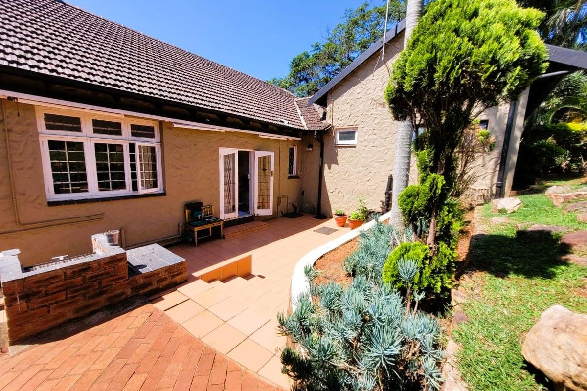 Spacious, Well-Priced 3-Bed, 2-Bath Family Home in Prime Glenwood  Charming, Secure Cul-de-Sac Setting - Photo 2