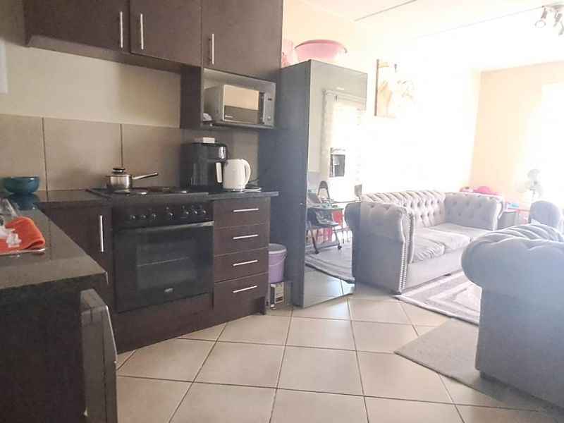 Situated in the sought-after suburb of Albertsdal - Photo 7