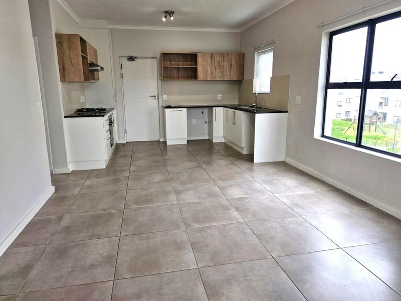 Sunny spacious two bedroom two bathroom first floor apartment - Photo 2